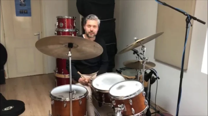 Drummer Jean-Clair de Ruwe drumt op Koningsdag thuis