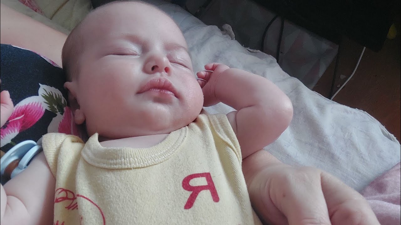 Укачиваю внучку рассказываю о новой проблеме. Но мы не сдаёмся 🥰 