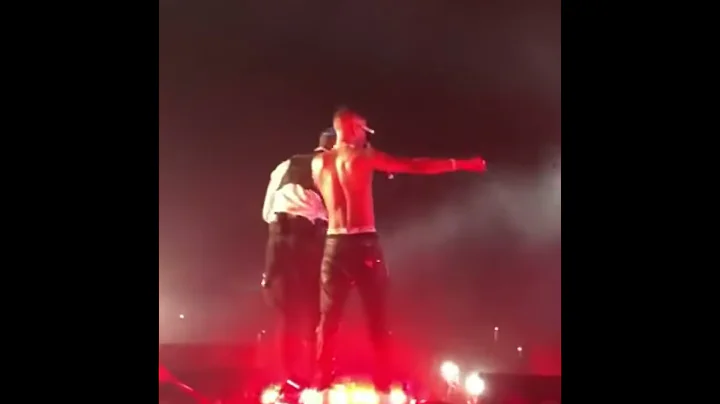 Wizkid fall off stage