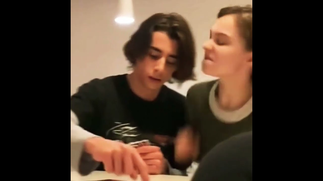 Emma e George muito lindos jogando uno