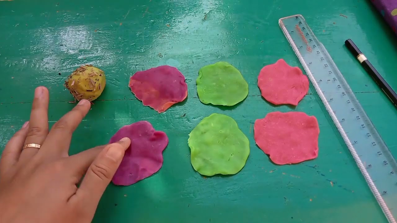 Membuat kreasi makanan tradisional dari plastisin