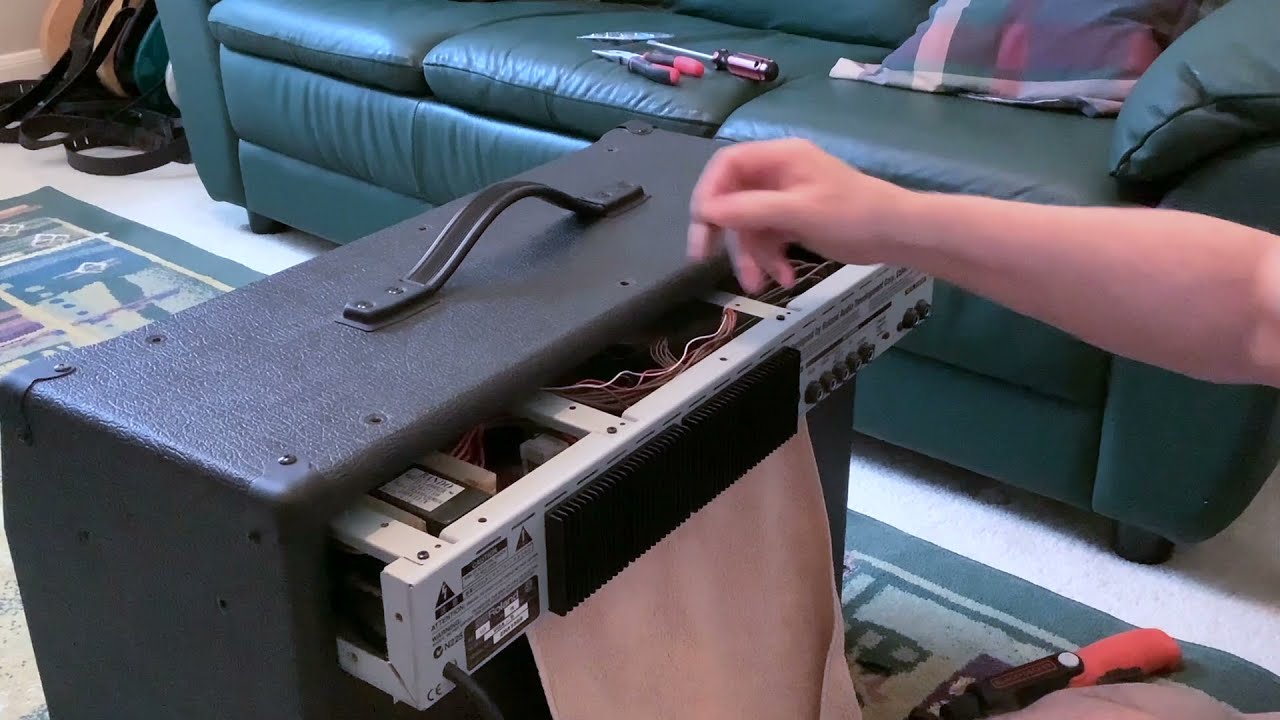Roland VGA 5 Amplifier Battery Change - YouTube