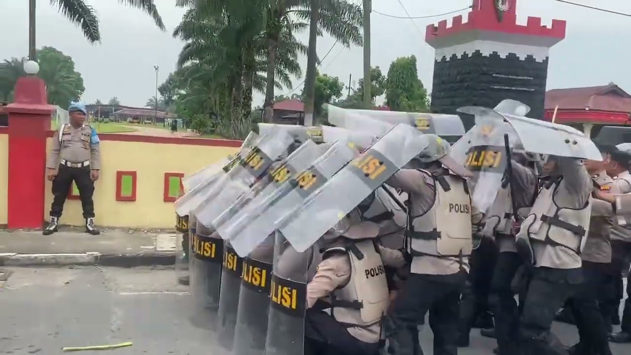 Simulasi pengamanan unjuk rasa menjelang May Day 2025 Brimob Batalyon B Sumut.