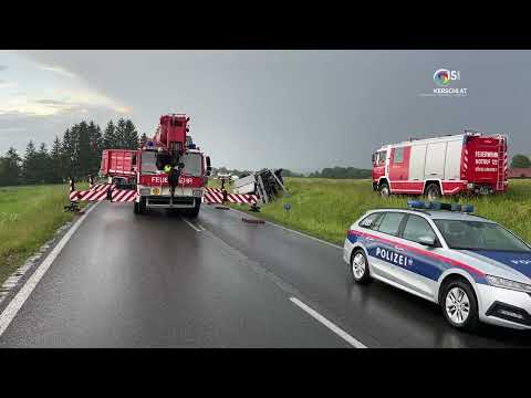 Hendlgrillwagen in Straßengraben gekippt
