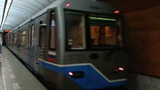 Метропоезд Ока отправляется со станции Парк победы