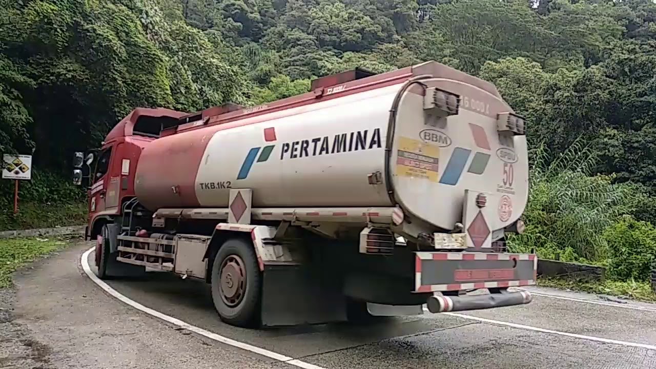 Mobil ambulans menerobos disela Truck tangki pertamina di Jalur Sitinjau Lauik...