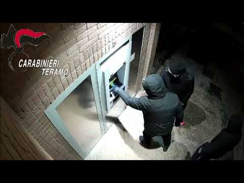 Video Assalti a bancomat a Teramo: blitz e arresti all'alba tra Foggia e Bat