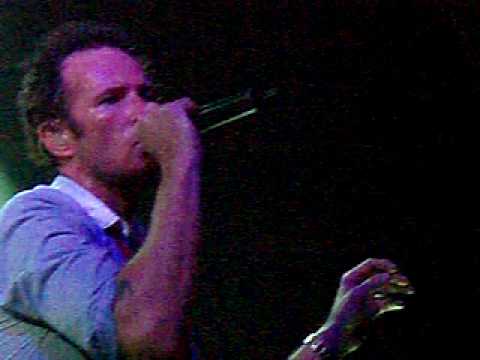 Scott Weiland performing "Beautiful Day", 12/05/08