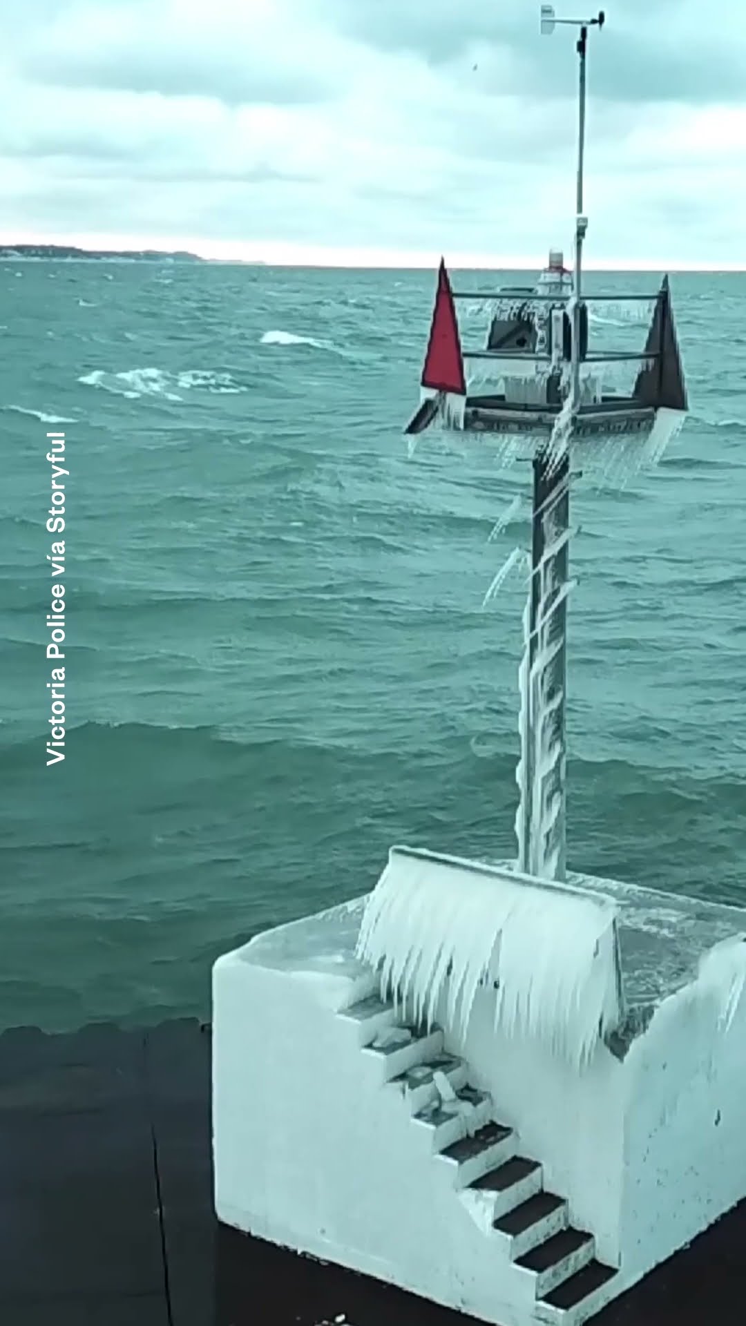 Frente ártico crea un espectáculo de hielo en Michigan | Noticias Telemundo