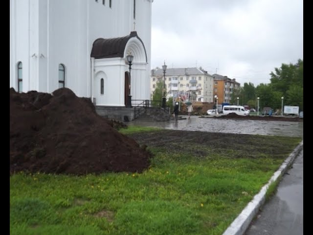 Несмотря на дождь у собора во имя Преображения Господня сегодня работает тяжеля техника