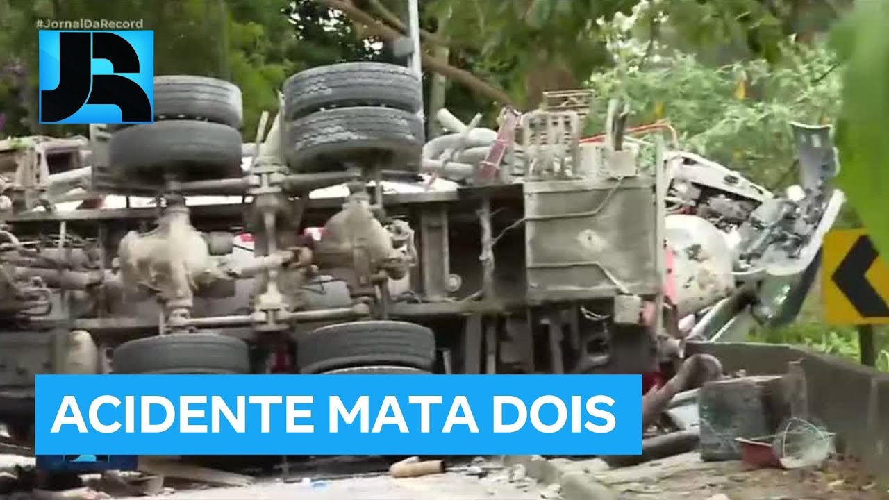 Duas pessoas morrem em acidente com caminhão betoneira na Grande São Paulo