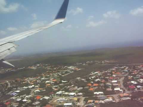 Landing on the island of CuraÃ§ao on a continental 737-700 from newerk to Hato international airport.