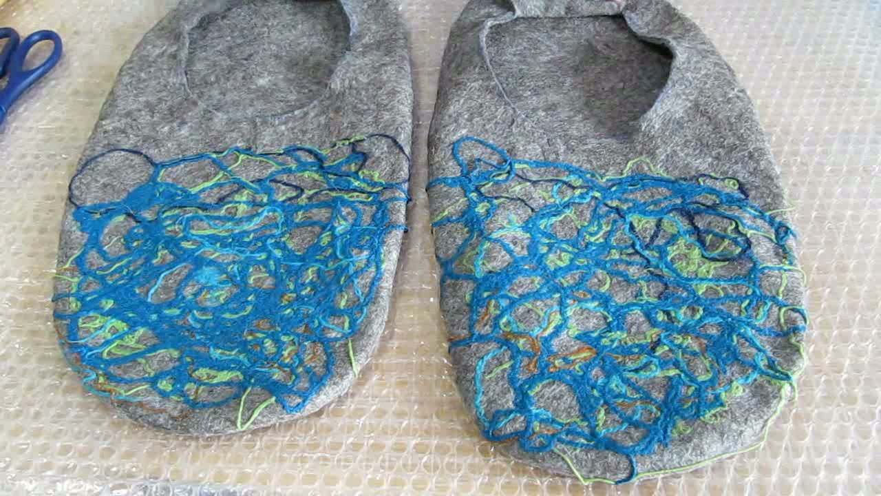 Валяю тапочки из карачаевской шерсти. 2-я серия. Уваливаю, делаю вырез, сажаю на колодку
