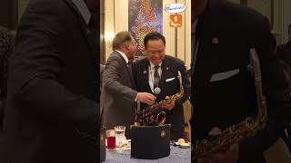 Heartwarming! Anutin plays the saxophone while Anwar grabs the mic to sing 'My Way' Heartwarming! Anutin plays the saxophone while Anwar grabs the mic to sing 'My Way'