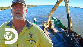 Fishing Out a Wreck From the World's Largest Sand Island | Demolition Down Under