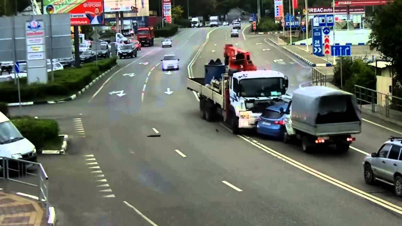 Еду на таран-авария Хендай снес четыре машины - YouTube