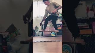 ollie day393!  train inner muscle wiz tanden. #surftraining #chakras #compressingfeet #indoboard #丹田