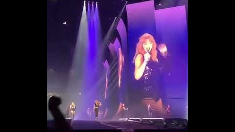 Taylor Swift singing Gorgeous and Joe watching her