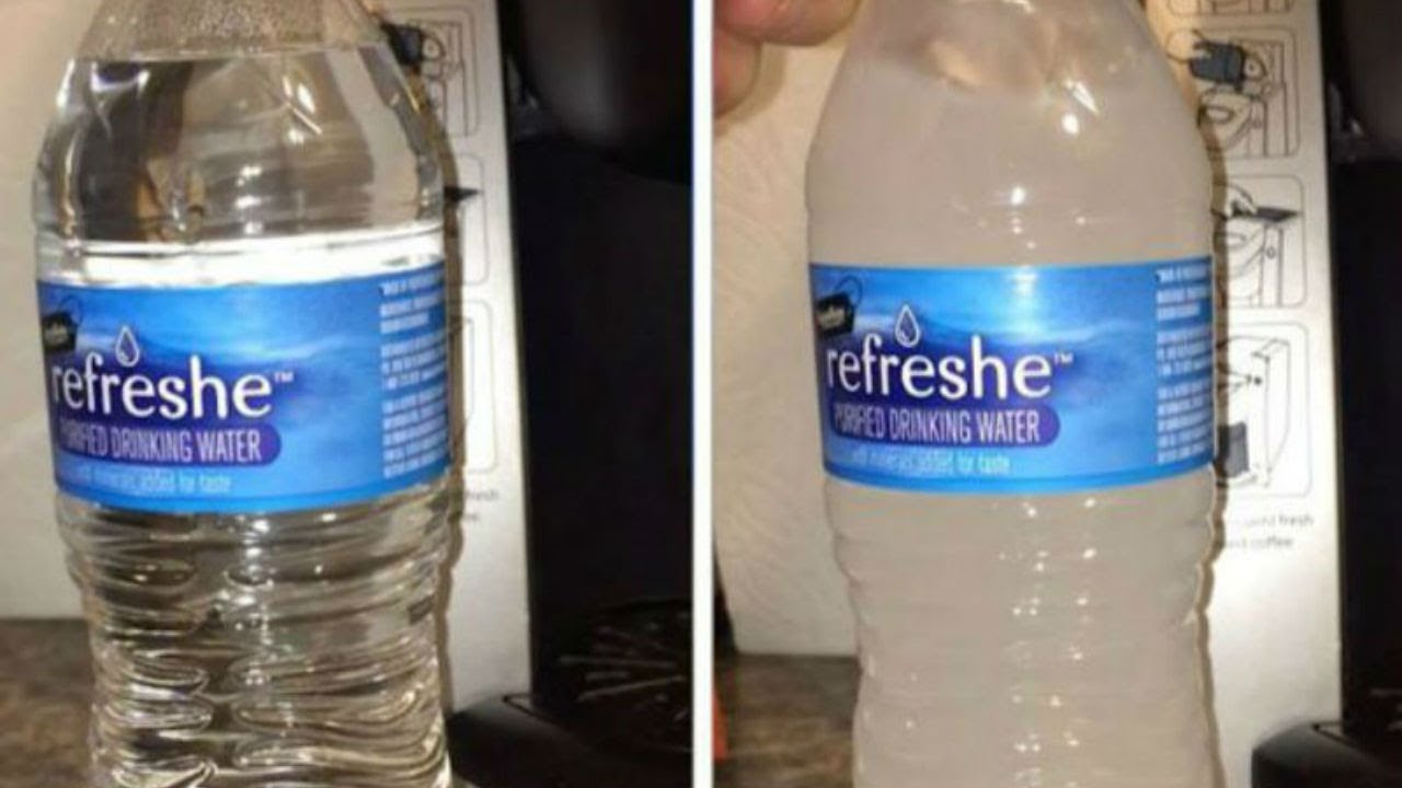 Если необходимо охладить бутылку с водой. Замерзание воды. Превращение воды в лед. Бутылка для воды. Замороженная вода в бутылке.