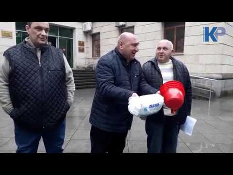 გოგი წულაიამ ქუთაისის მერიასთან ღამის ქოთნები მიიტანა