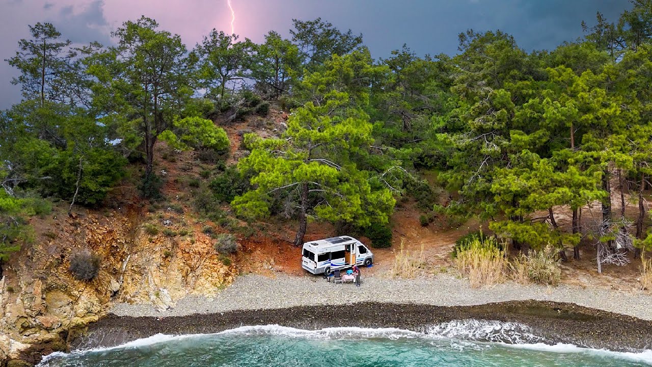 ЖИЗНЬ В КАРАВАНЕ В ПУСТЫННОЙ БУХТЕ - ПРОВЕДЕНИЕ 1 НОЧИ В КАРАВАНЕ ПОД СИЛЬНЫМ ДОЖДЕМ!!