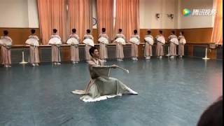 Lotus Award men's classical group dance - paper fan scholar is coming, it's really amazing!