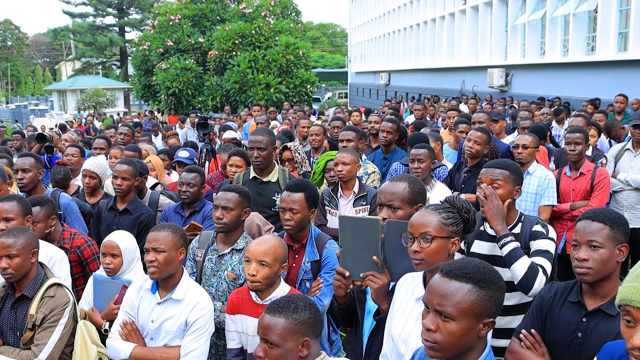 MAMIA YA VIJANA WATOKEZA OFISI YA MKUU WA MKOA MAKONDA, WANATAKIWA KWENDA INDIA KWA UFADHILI