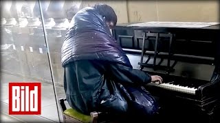 Obdachloser spielt Beethoven auf dem Klavier im Bahnhof von Newcastle (Ryan / Mondschein / homeless) Obdachloser spielt Beethoven auf dem Klavier im Bahnhof von Newcastle (Ryan / Mondschein / homeless)