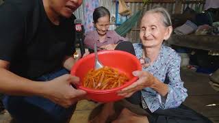 Ba bà lão bán mắm cầm sổ tiết kiệm 100 triệu và dư 106 triệu phòng thân cuối đời