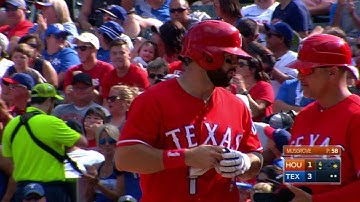 HOU@TEX: Moreland lines a two-run single to center