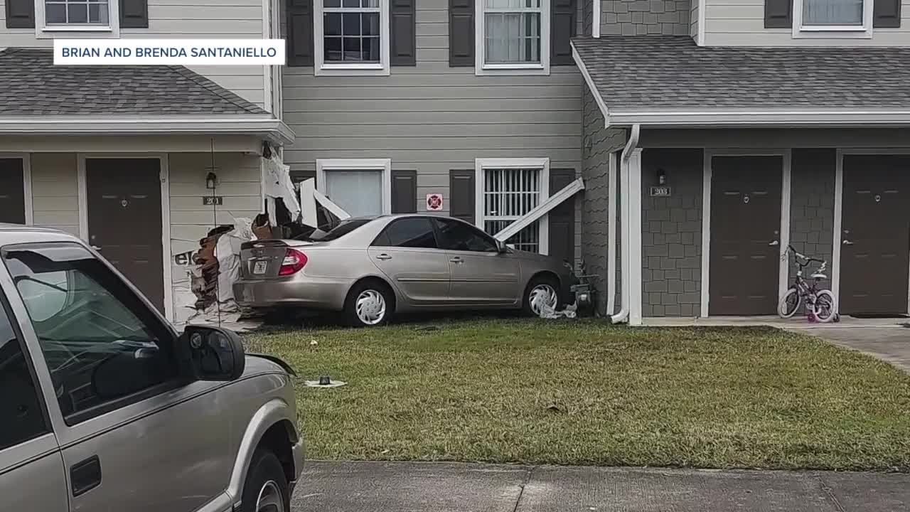 Car crashes into apartment building in Port St. Lucie - YouTube