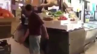 Tezgahına Tüküren Adamı Tek Tokatla Allahına Kavuşturan Tezgah Sahibi Hulk Oynat Bakalım