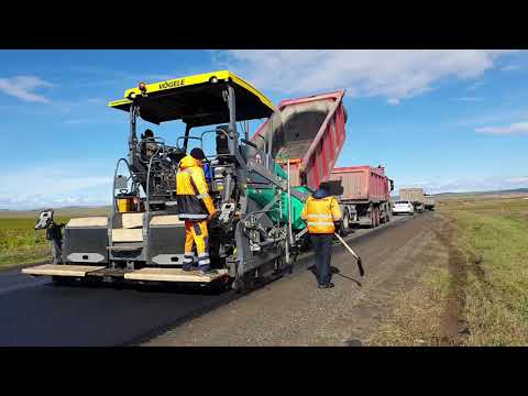 Самосвальный прицеп MEGA работает с асфальтоукладчиком | MEGA tipper trailer & asphalt paver.