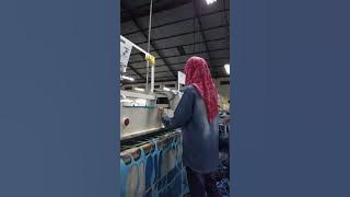 Video proses cutting alas sepatu di pabrik .