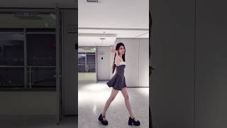Host, Model, or Robot? 🖤 | 主持人?模特?還是機器人?真的不是 AI 哦🤣 #ootd