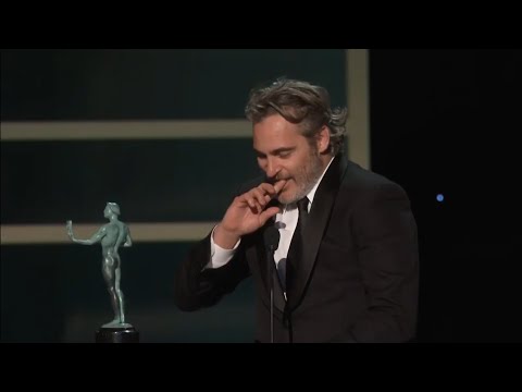 Joaquin Phoenix thanks Heath I'm standing here on the shoulders of my favorit actor Heath Ledger SAG