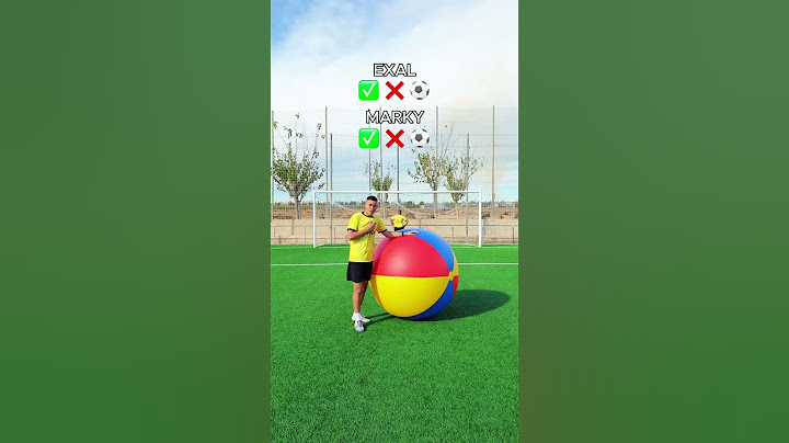 Paradas a Ciegas con Balón Mega Gigante 😳⚽️ TheExaL04 #shorts