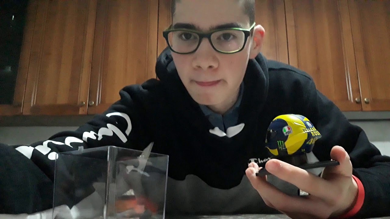 Unboxing casco Valentino Rossi 2018 COLLEZIONE: VALENTINO ROSSI TUTTI I  MIEI CASCHI. - YouTube