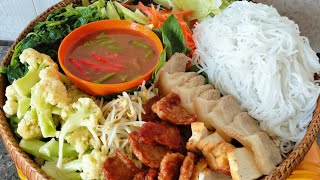 របៀបធ្វើទឹកប្រហុកនំបញ្ចុកសៀមរាប/How to make Tik Prahok Noodles Khmer Seim Reap/Cooking Muching