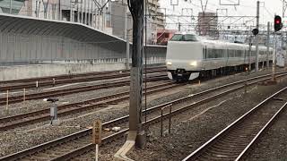 ◆6両編成　特急くろしおが、吹田貨物ターミナル駅から出てきた　JR吹田駅　「一人ひとりの思いを、届けたい　JR西日本」◆