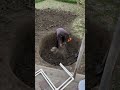 aprenda como cavar um poço ou uma fossa com apenas uma pá