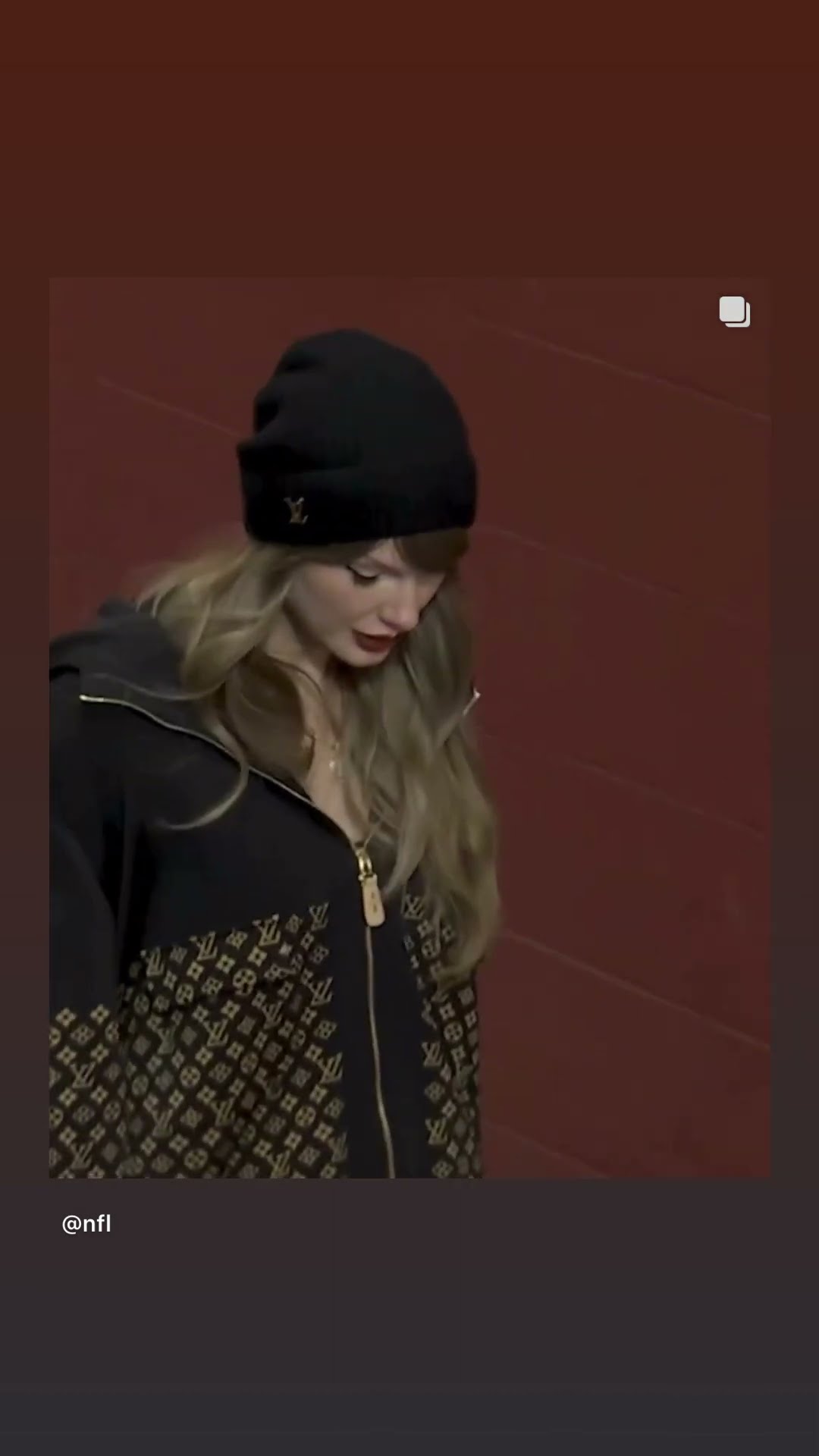 Taylor Swift has arrived #hoodnews #taylorswift #fashion #trending #chiefs #NFL #how #wow #omg #team