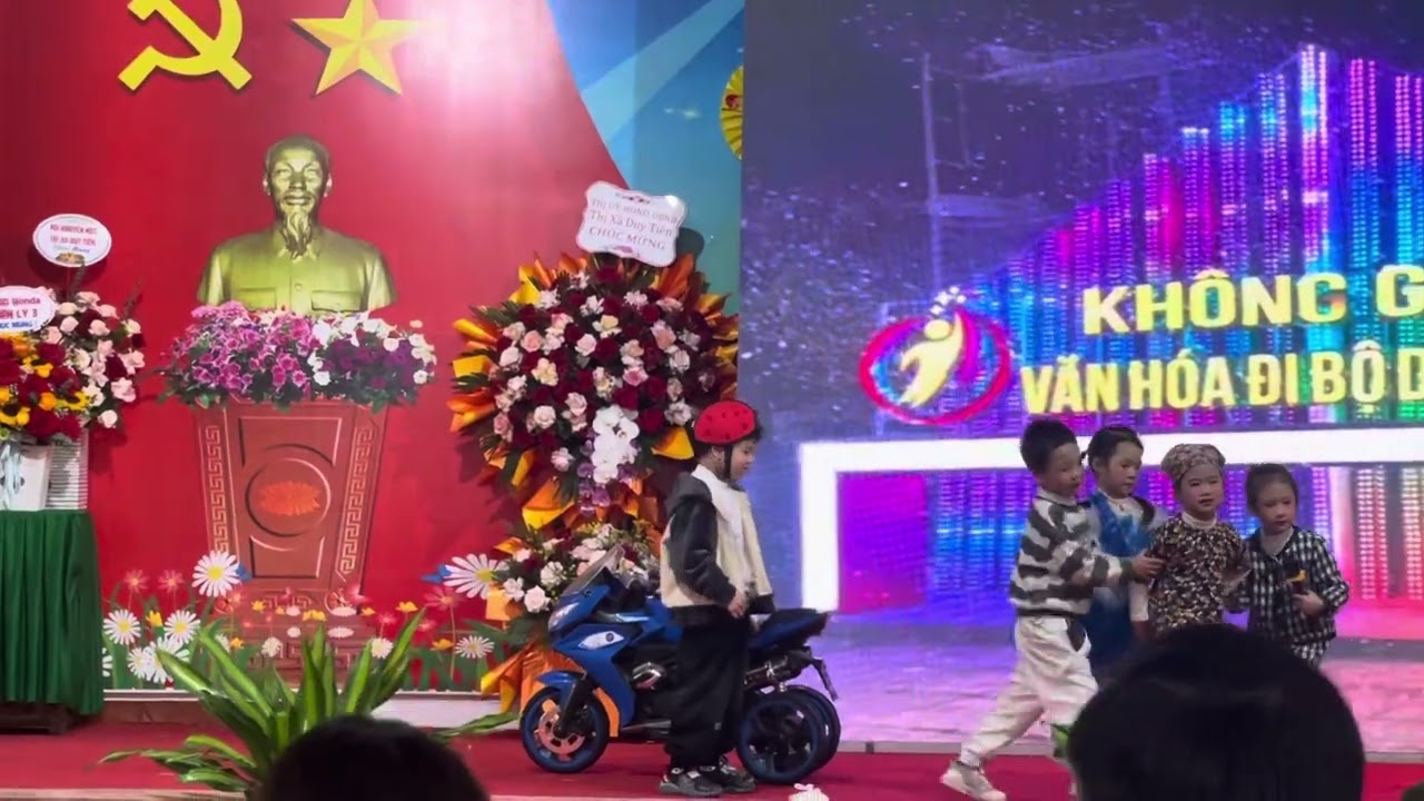 Màn chào hỏi hội thi Tôi yêu Việt Nam- Bé với an toàn giao thông của các bé Trường MN phường Hoà Mạc