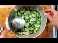Uborka saláta ami nem egy vizes lével készül hanem íze is lesz :-) tízből heten rosszul csinálják !