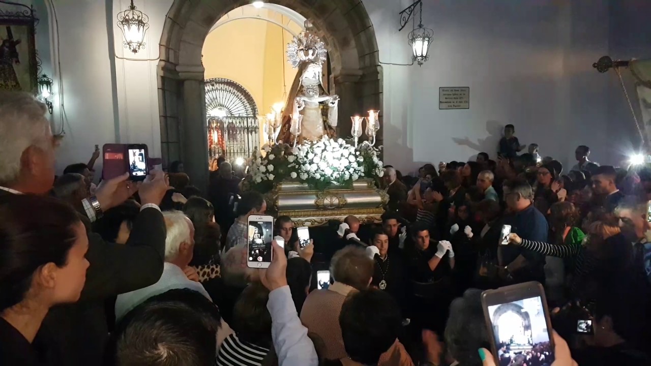 Sancando a la Virgen de rodillas - Burguillos del Cerro