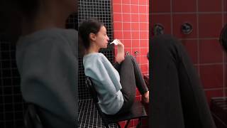 Ella nació sin brazos pero utiliza sus pies como manos! ✨️