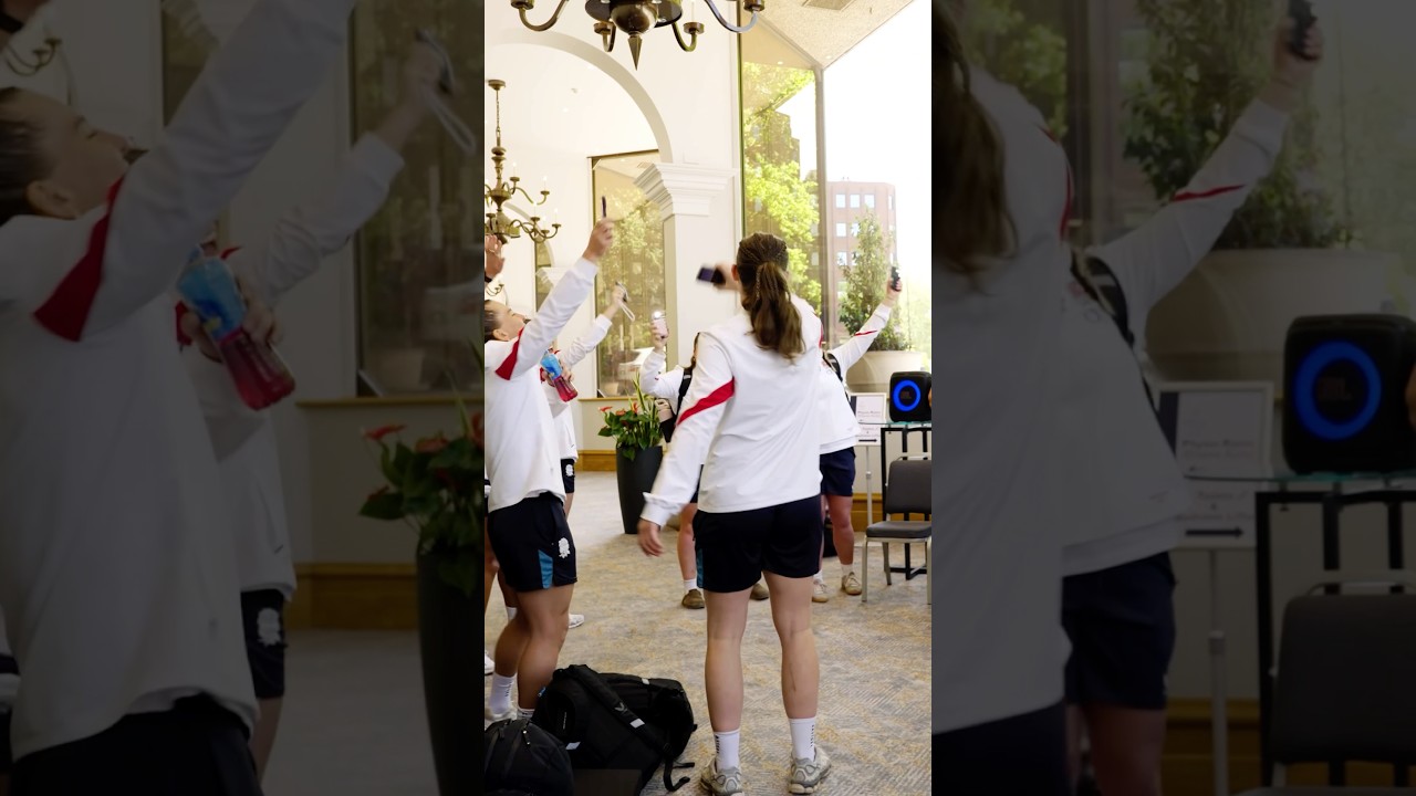 The Red Roses’ pre-match singalong 🎶 | @o@o2ukofficial #WearTheRose