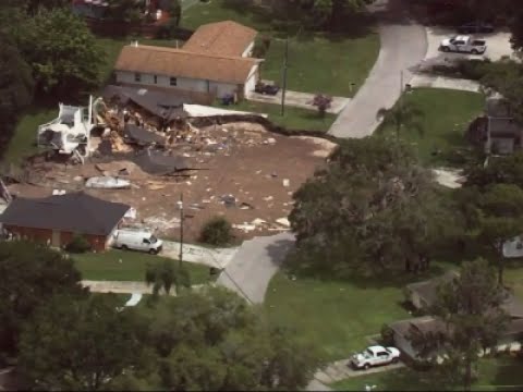 Growing sinkhole swallows 2 houses, 1 boat in Florida