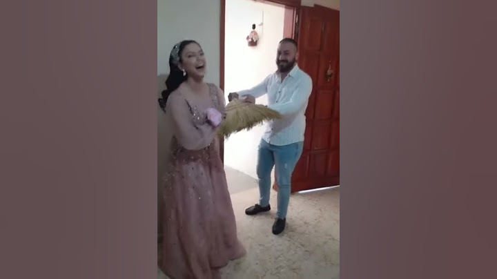 شوفو العريس شنو جايب هديه للعروسه😂😂