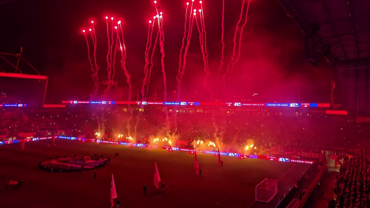 Licht- en vuurwerkshow bij FC Twente - FC Schalke 04 (+ YNWA)